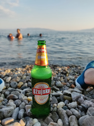 Pivo na šljunku plaže